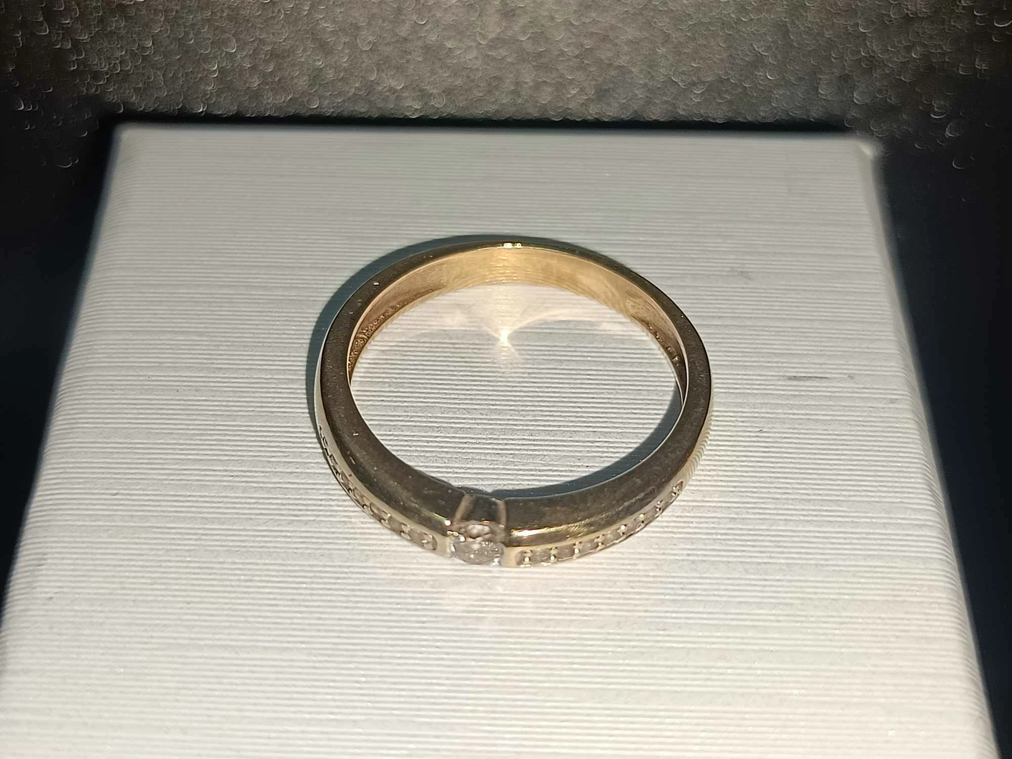 zloty-pierscionek-333-material-zloto