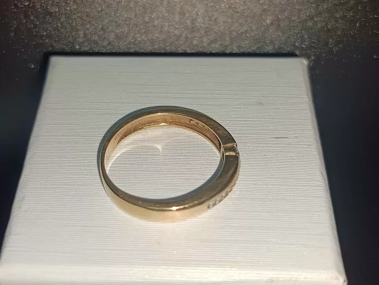 zloty-pierscionek-333-kolor-dominujacy-zloty