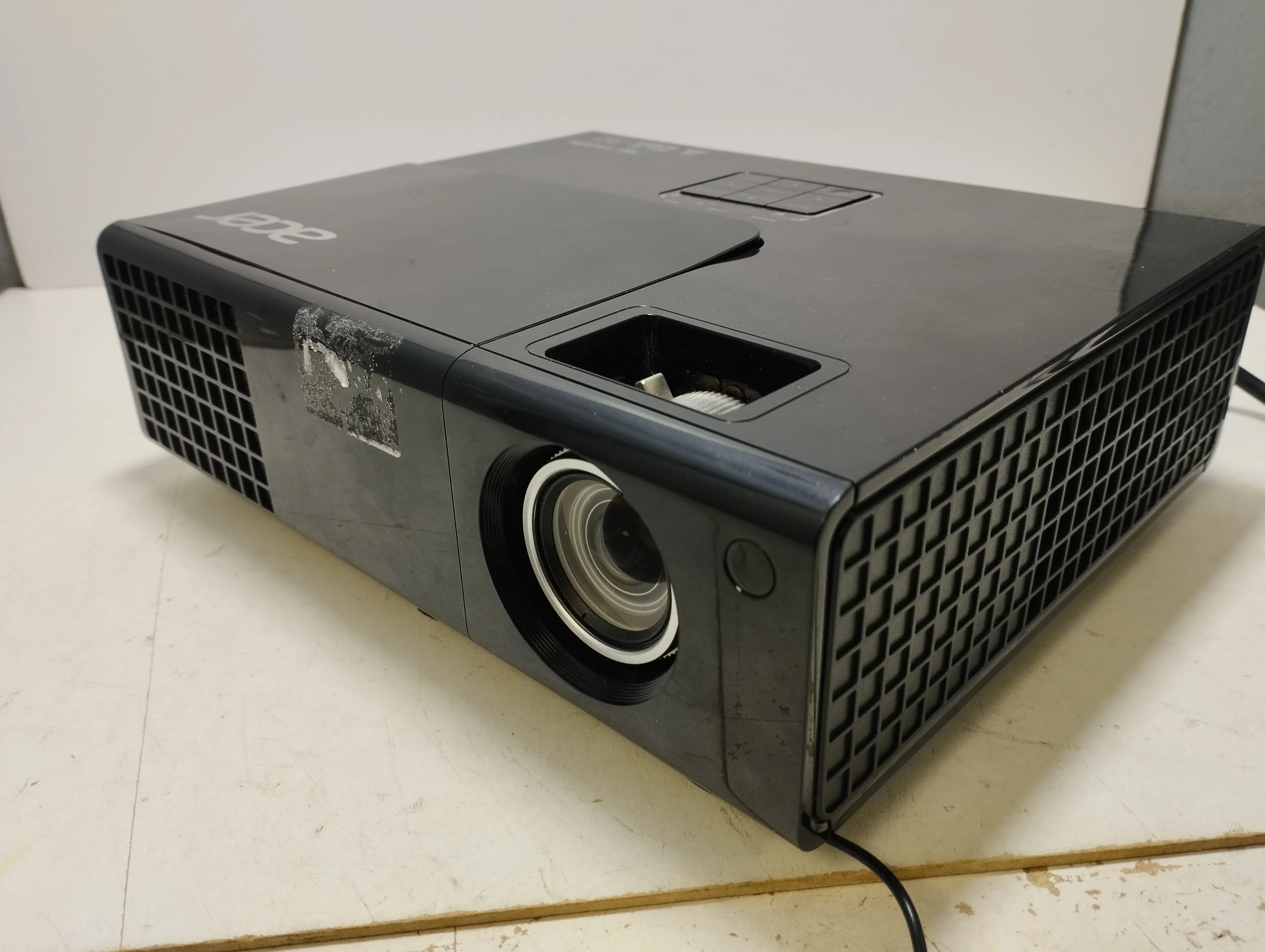 projektor-acer-p1500-dlp-3d-3000-lm-1920x1080-fhd-polecam-jasnosc-lampy-ansi-3000