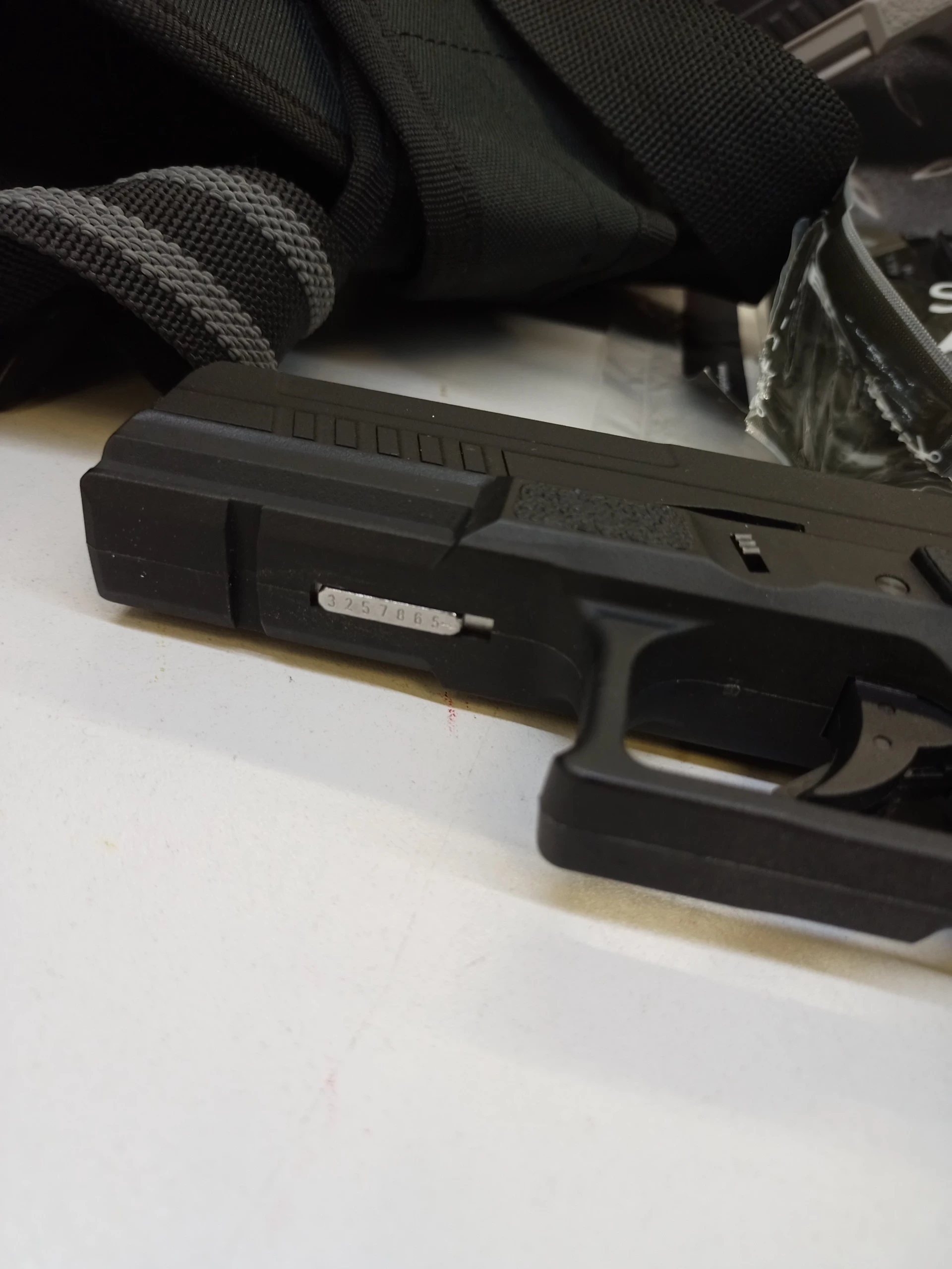 pistolet-asg-kjw-kp-13-czarna-kjw-02-021976-kabura-zestaw-zasilanie-gazowe