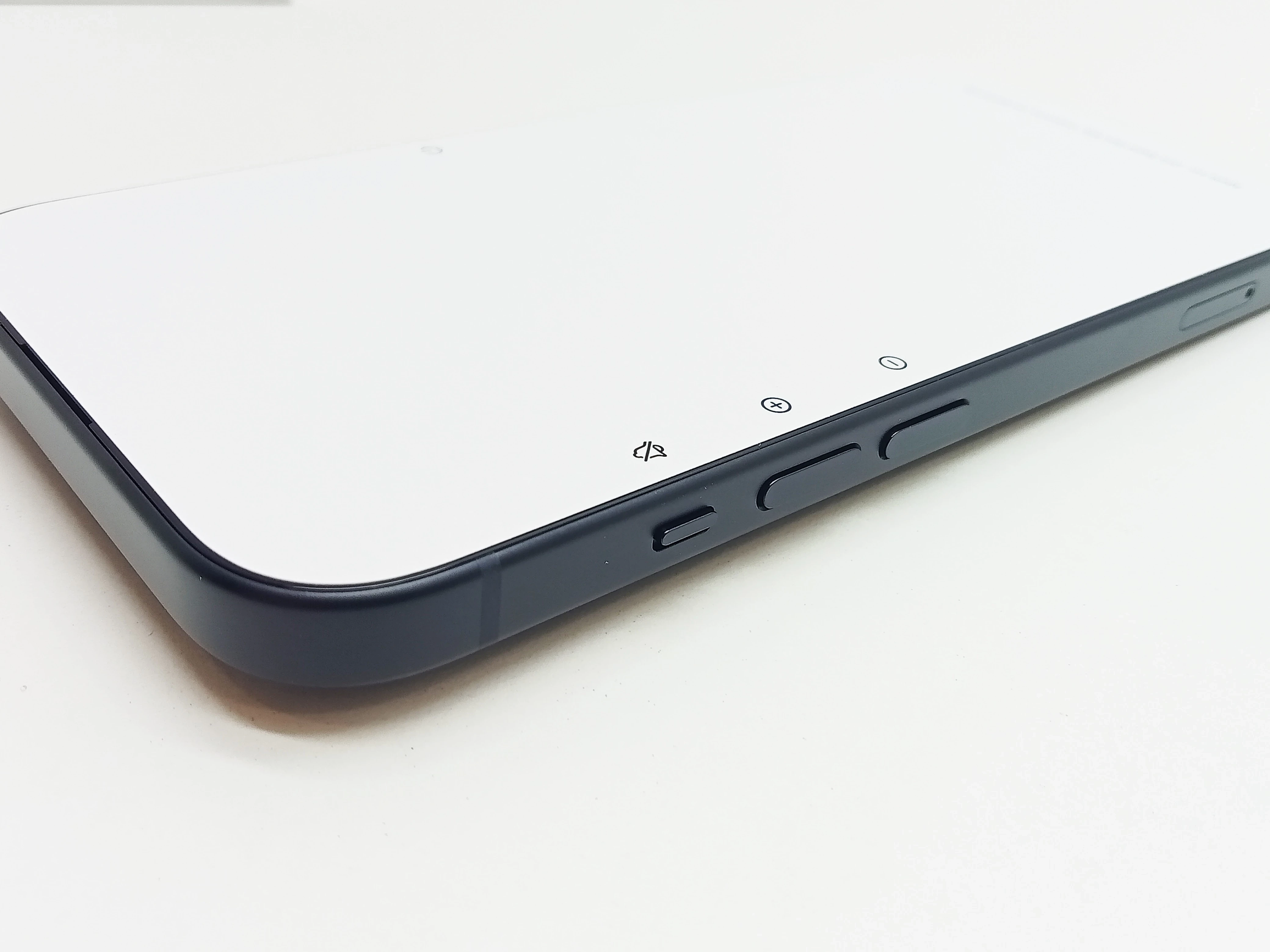 telefon-apple-iphone-15-128gb-czarny-przekatna-ekranu-610