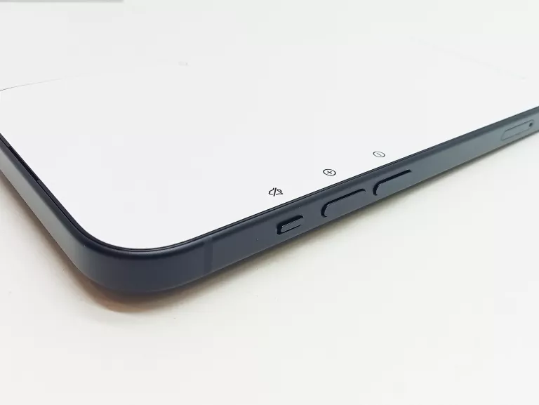 telefon-apple-iphone-15-128gb-czarny-przekatna-ekranu-610