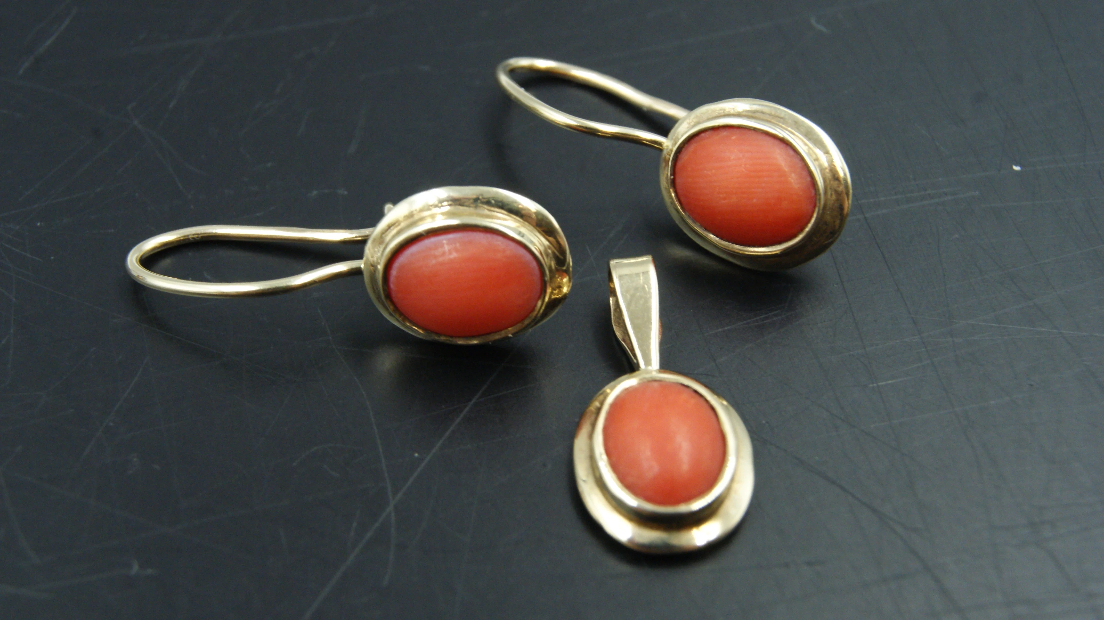 zestaw-zlote-kolczyki-i-zawieszka-z-koralem-247g-333-marka-bez-marki