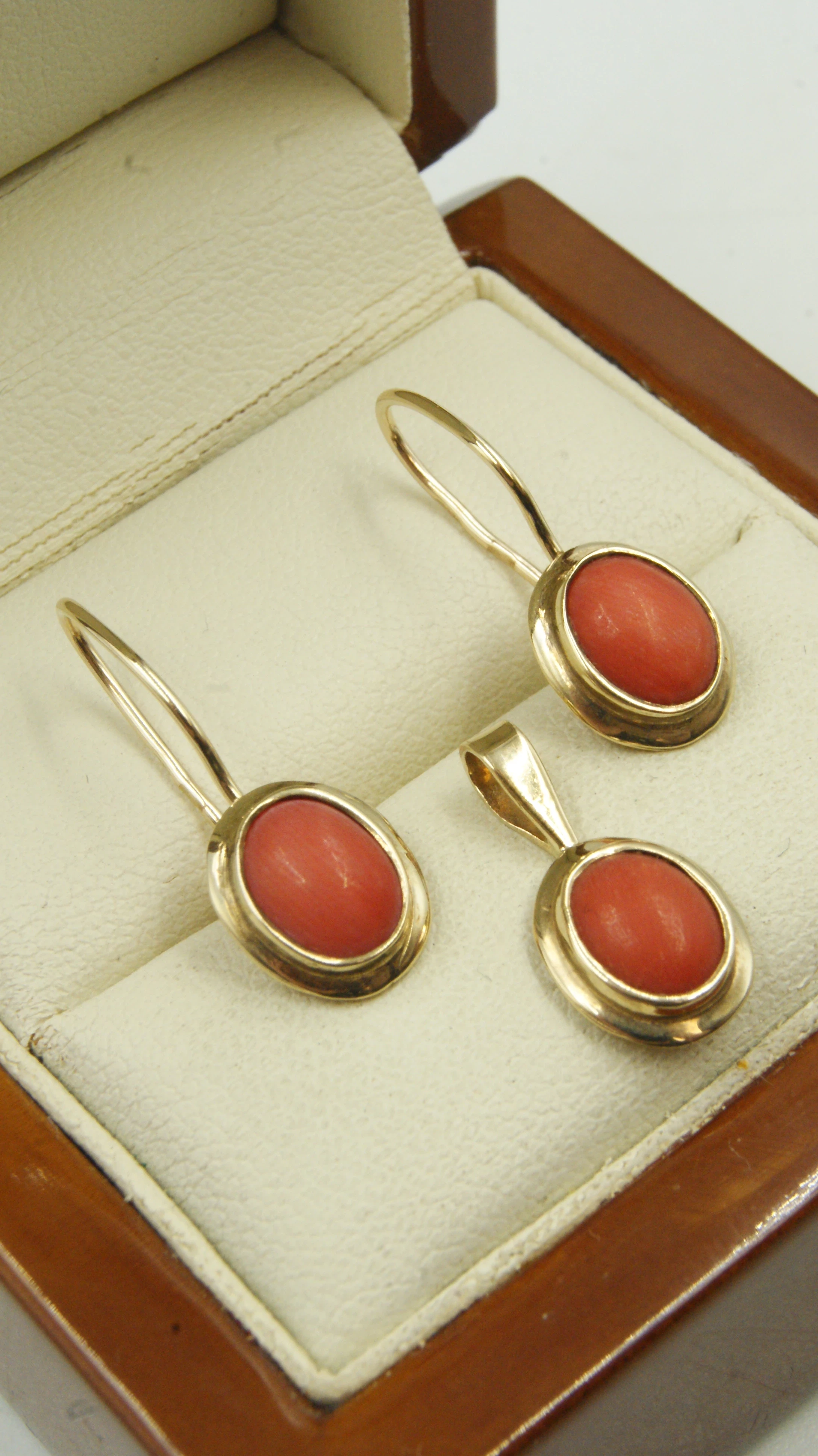 zestaw-zlote-kolczyki-i-zawieszka-z-koralem-247g-333-material-zloto