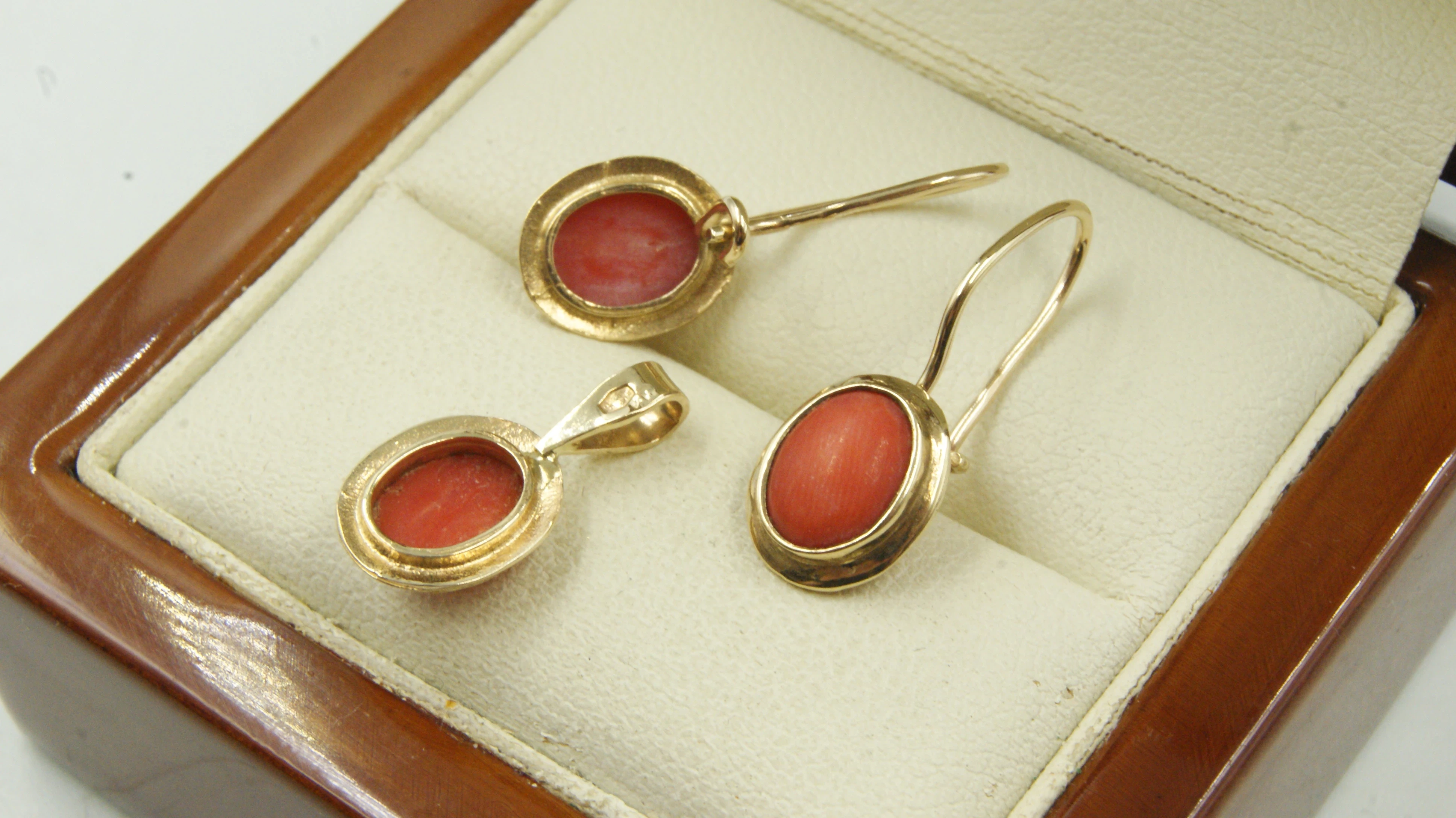 zestaw-zlote-kolczyki-i-zawieszka-z-koralem-247g-333-kamien-koral