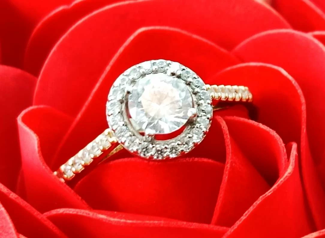 zloty-pierscionek-wiele-cyrkonii-31g-p-585-marka-226434-1704211