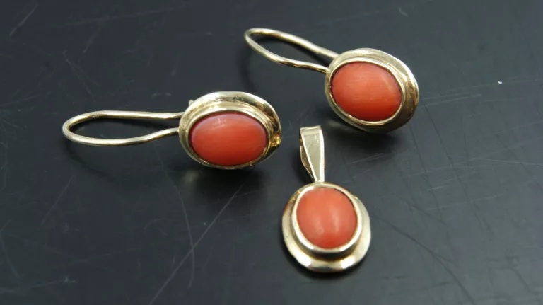 zestaw-zlote-kolczyki-i-zawieszka-z-koralem-247g-333-marka-bez-marki