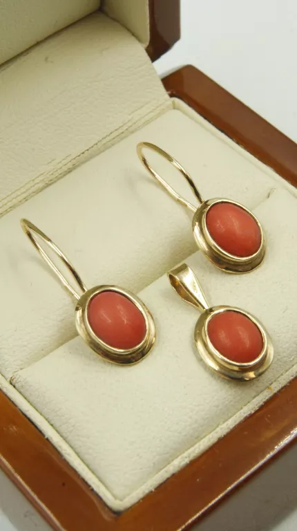 zestaw-zlote-kolczyki-i-zawieszka-z-koralem-247g-333-material-zloto