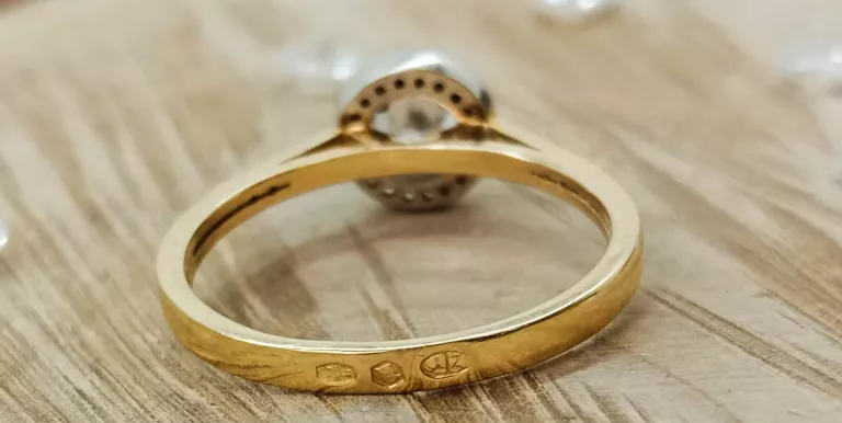 zloty-pierscionek-wiele-cyrkonii-31g-p-585-ean-gtin-5900025433713