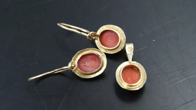 zestaw-zlote-kolczyki-i-zawieszka-z-koralem-247g-333-rodzaj-wyrob-jubilerski