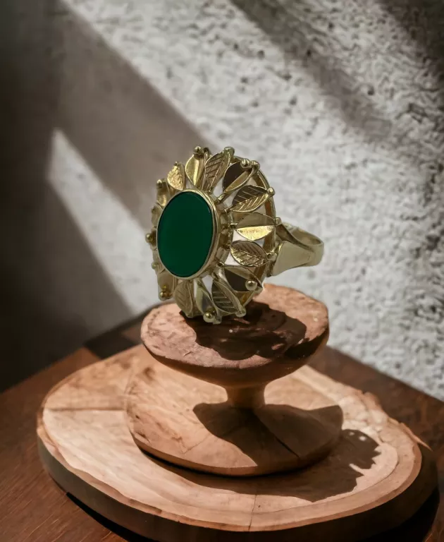 zloty-pierscionek-duzy-zdobiony-z-zielonym-oczkiem-rodzaj-inny