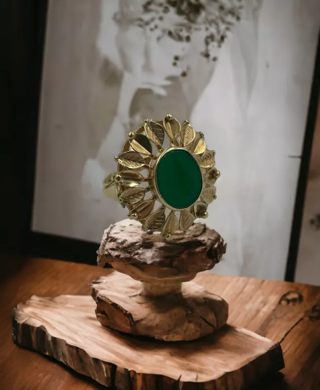 zloty-pierscionek-duzy-zdobiony-z-zielonym-oczkiem-material-zloto