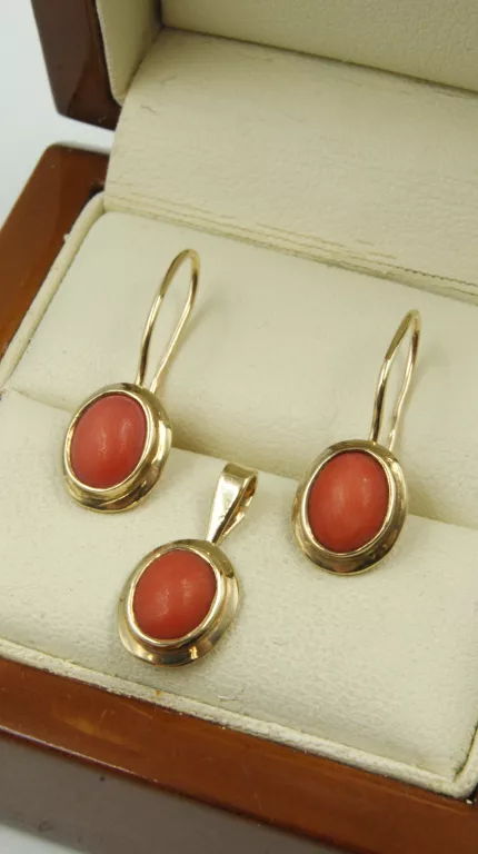 zestaw-zlote-kolczyki-i-zawieszka-z-koralem-247g-333-stan-uzywany