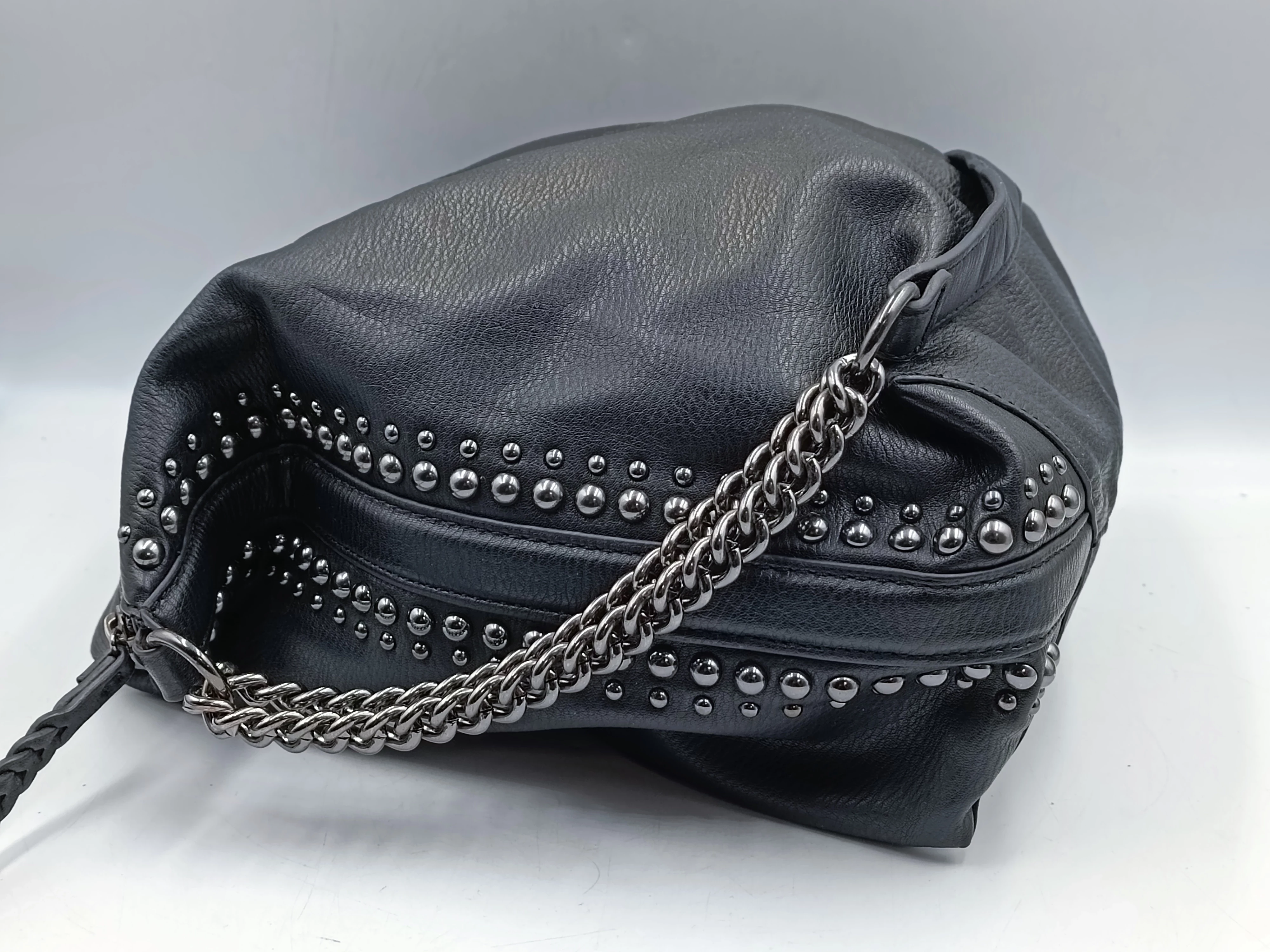 torebka-damska-zara-z-cwiekami-material-dominujacy-skora-naturalna