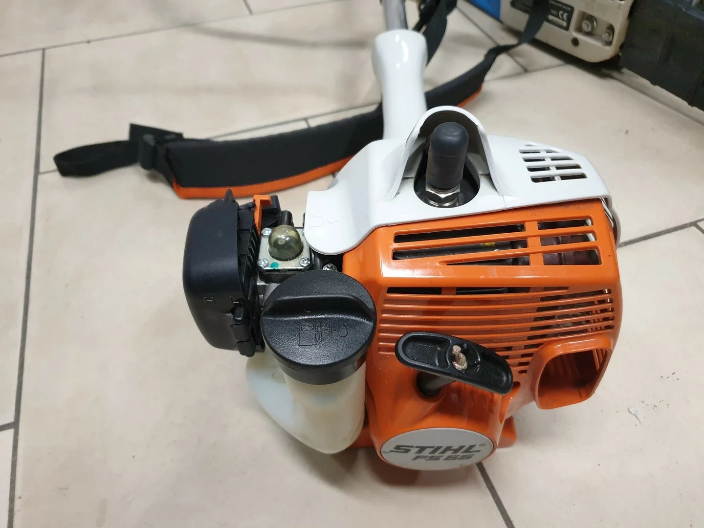 podkaszarka-kosa-spalinowa-stihl-fs-55-082022-zasilanie-spalinowe