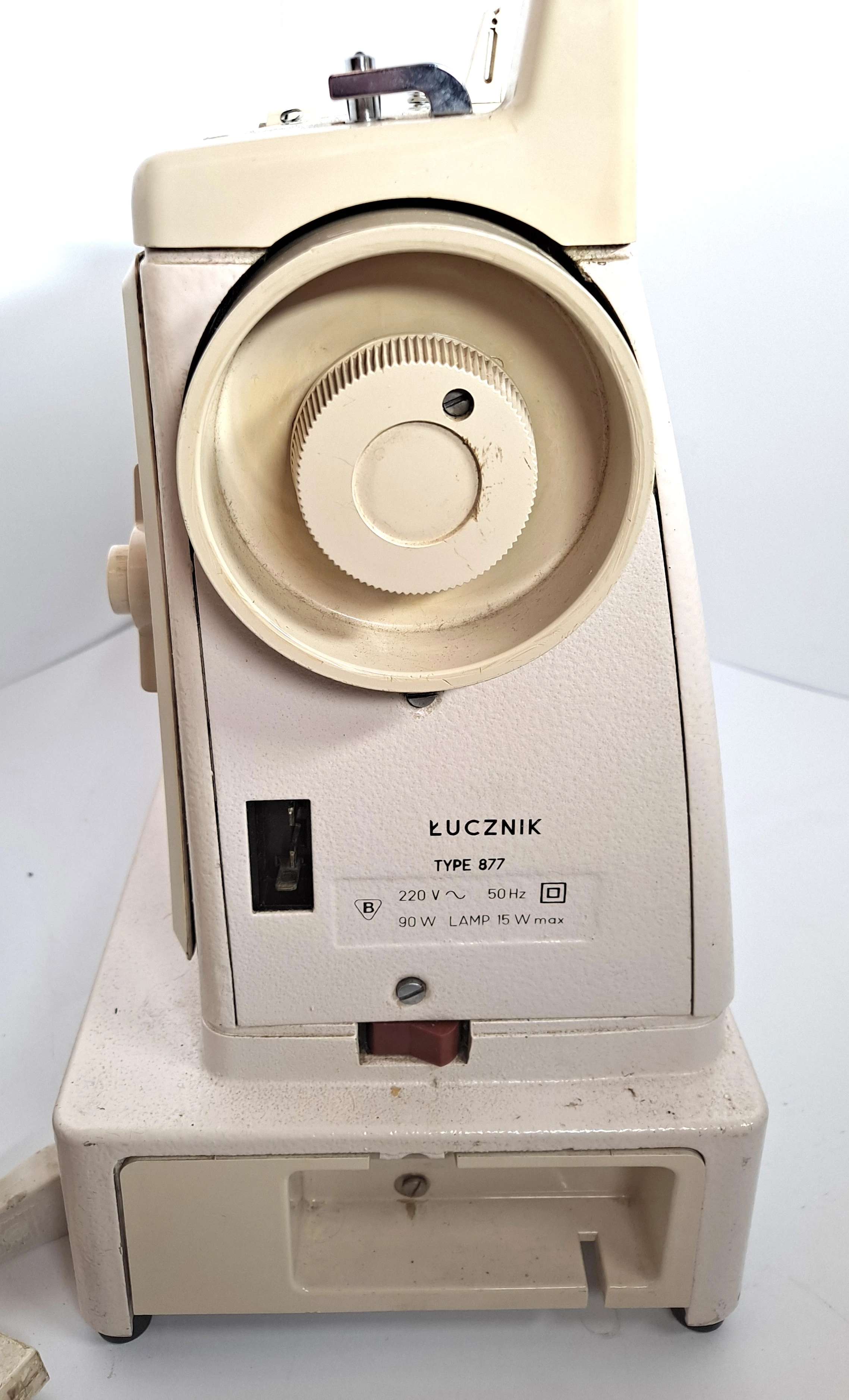 maszyna-do-szycia-lucznik-877-model-877