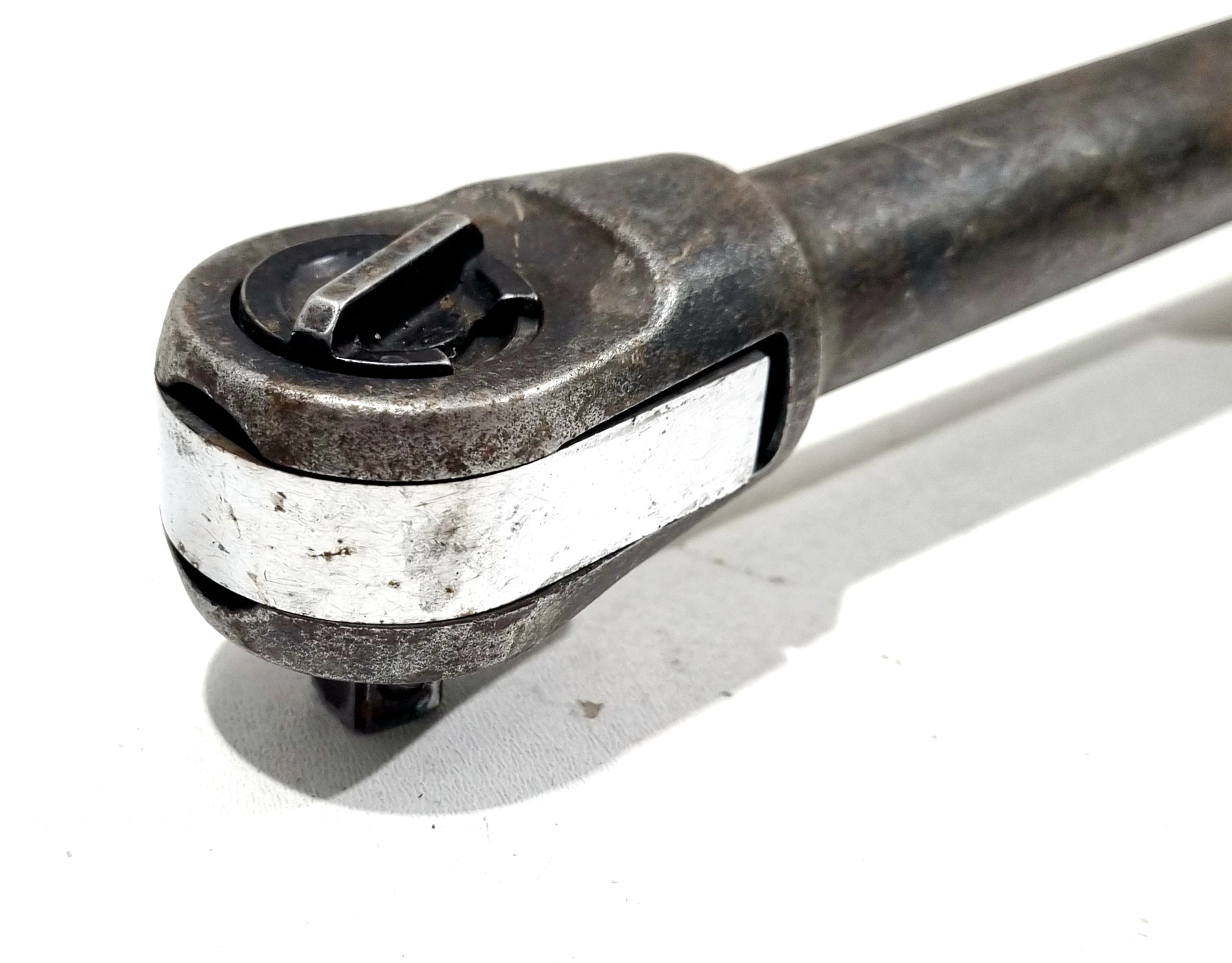 klucz-grzechotka-dewalt-dcf512n-12v-38-81nm-2-aku-z-ladowarka-maksymalny-moment-obrotowy-81