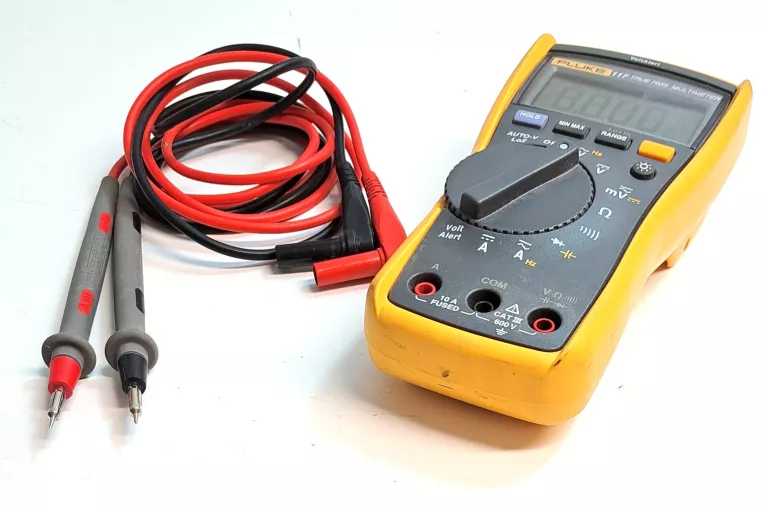 MULTIMETR DLA ELEKTRYKÓW FLUKE 117 Z BEZDOTYKOWYM POMIAREM NAPIĘCIA
