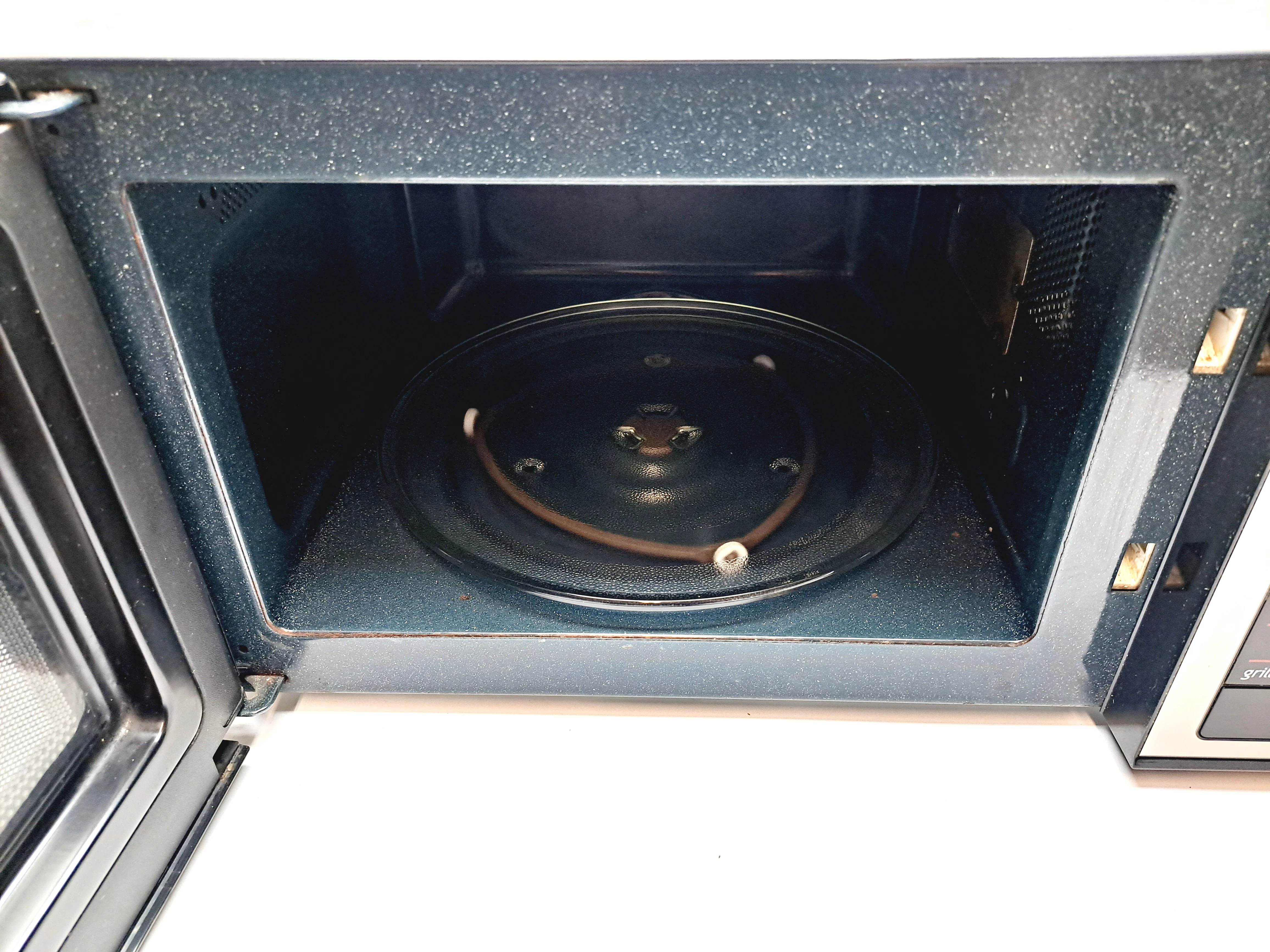 kuchenka-mikrofalowa-samsung-ge83x-kolor-dominujacy-czarny