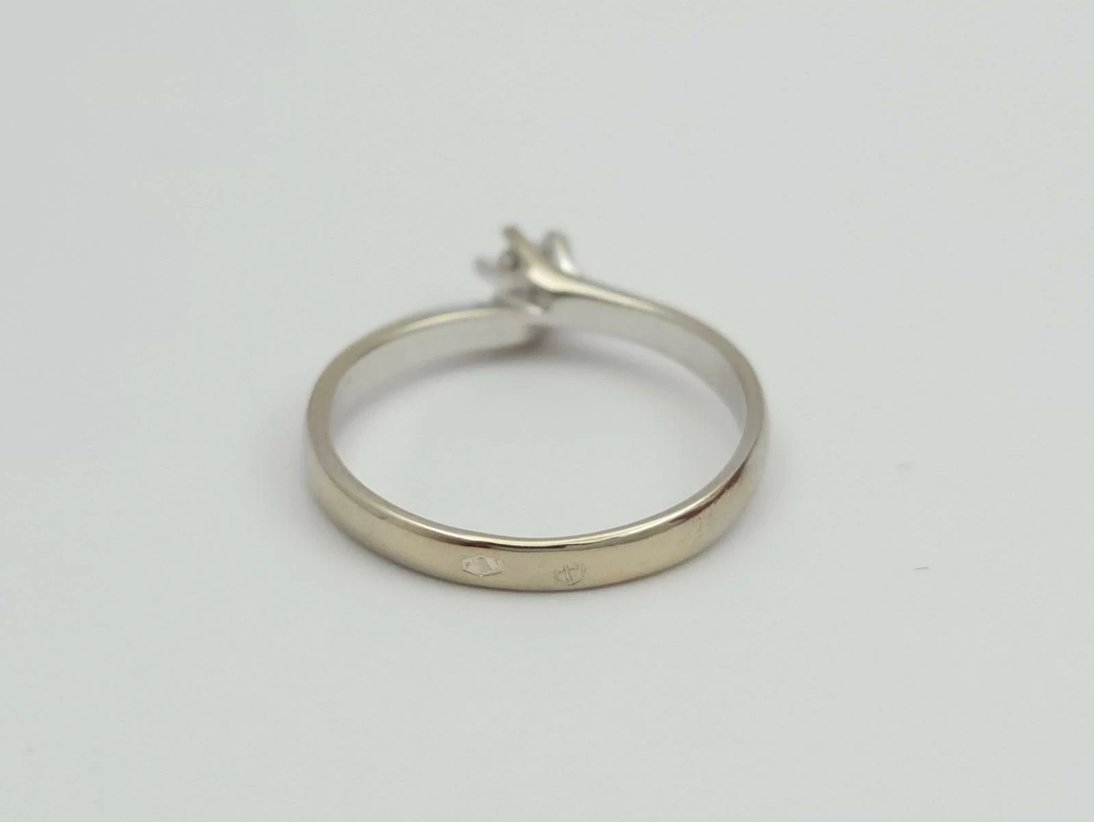 pierscionek-z-bialego-zlota-z-diamentem-585-14k-r13-209g-cechy-207358-231606