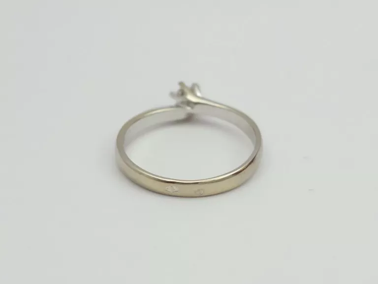 PIERŚCIONEK Z BIAŁEGO ZŁOTA Z DIAMENTEM APART - 585 14K R.13 2,09G