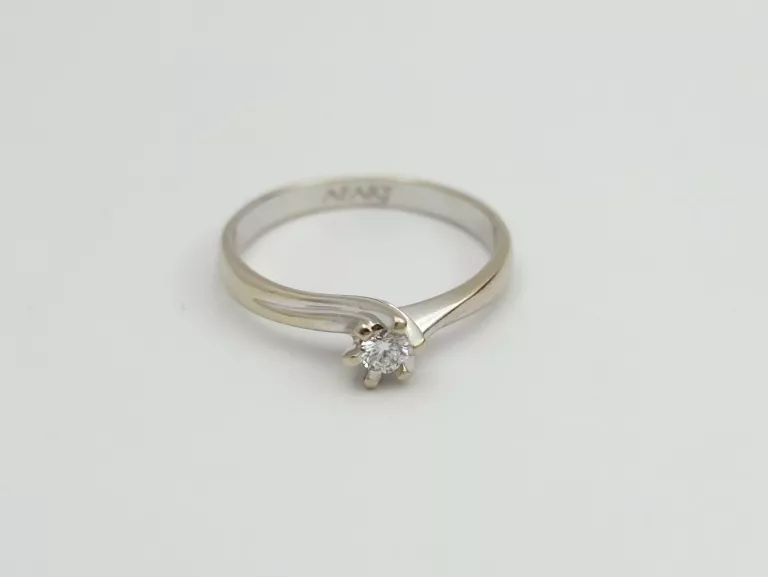 PIERŚCIONEK Z BIAŁEGO ZŁOTA Z DIAMENTEM APART - 585 14K R.13 2,09G