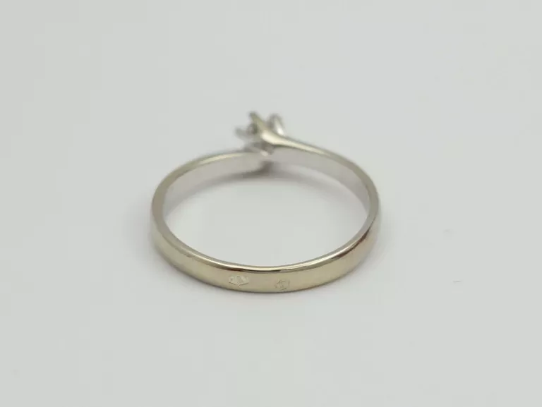 PIERŚCIONEK Z BIAŁEGO ZŁOTA Z DIAMENTEM APART - 585 14K R.13 2,09G