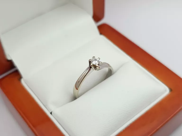 PIERŚCIONEK Z BIAŁEGO ZŁOTA Z DIAMENTEM APART - 585 14K R.13 2,09G