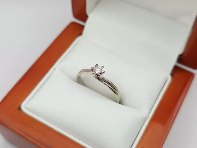PIERŚCIONEK Z BIAŁEGO ZŁOTA Z DIAMENTEM APART - 585 14K R.13 2,09G
