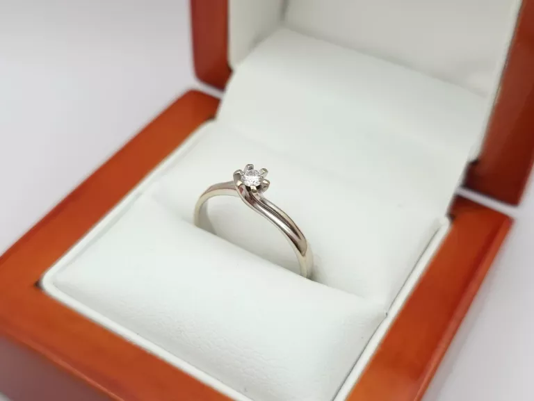 PIERŚCIONEK Z BIAŁEGO ZŁOTA Z DIAMENTEM APART - 585 14K R.13 2,09G