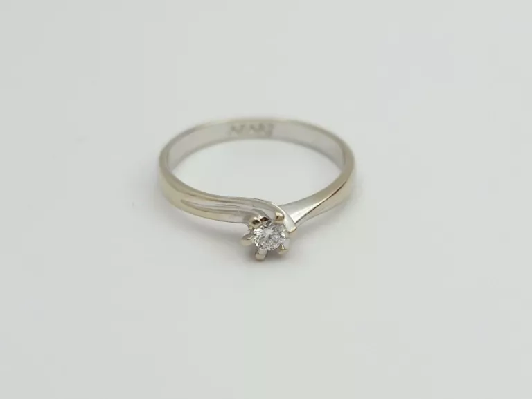PIERŚCIONEK Z BIAŁEGO ZŁOTA Z DIAMENTEM APART - 585 14K R.13 2,09G