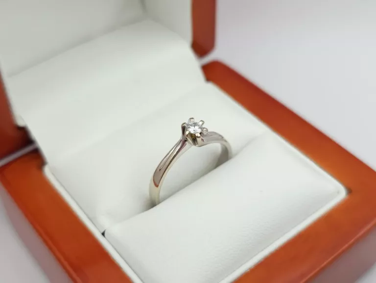 PIERŚCIONEK Z BIAŁEGO ZŁOTA Z DIAMENTEM APART - 585 14K R.13 2,09G