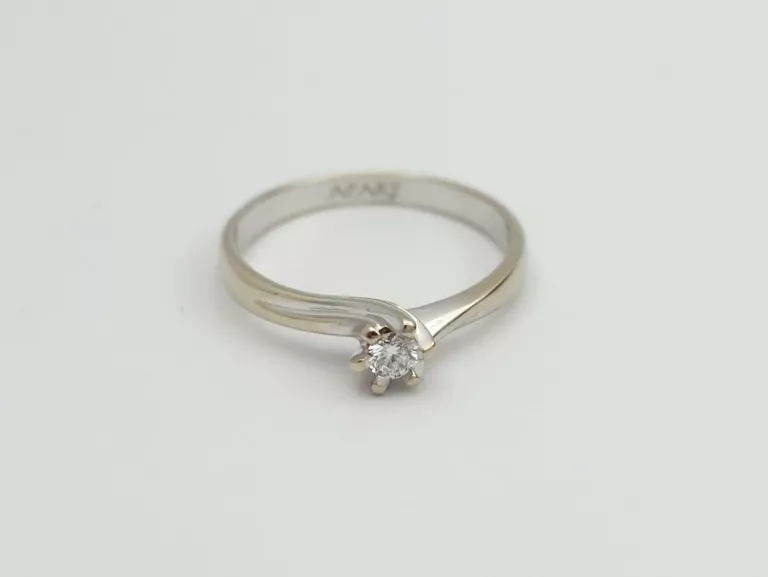PIERŚCIONEK Z BIAŁEGO ZŁOTA Z DIAMENTEM APART - 585 14K R.13 2,09G