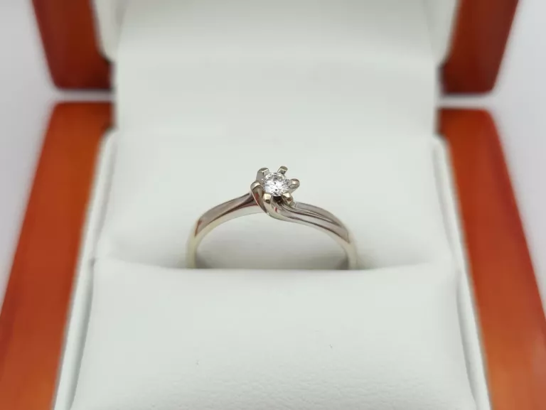 PIERŚCIONEK Z BIAŁEGO ZŁOTA Z DIAMENTEM APART - 585 14K R.13 2,09G