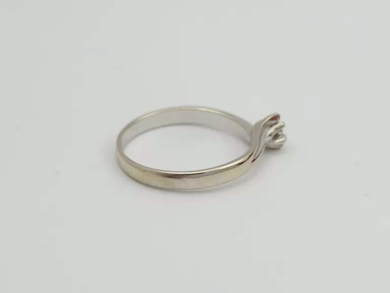 PIERŚCIONEK Z BIAŁEGO ZŁOTA Z DIAMENTEM APART - 585 14K R.13 2,09G