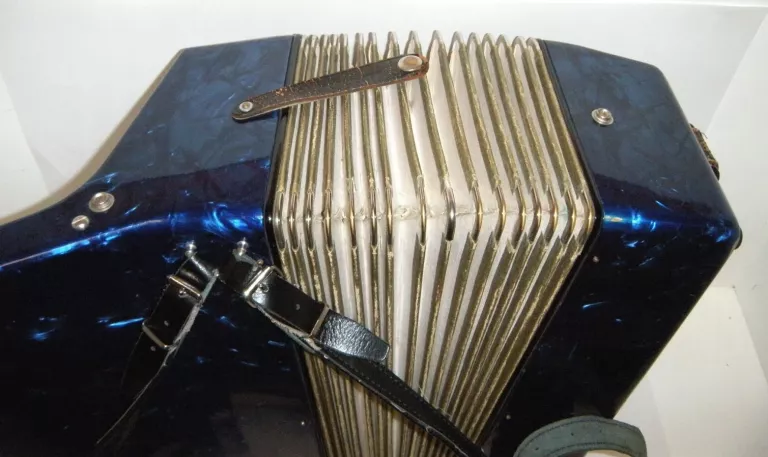 akordeon-barcarole-magister-80-basow-niebieski-z-pokrowcem-targowa-7-leczna