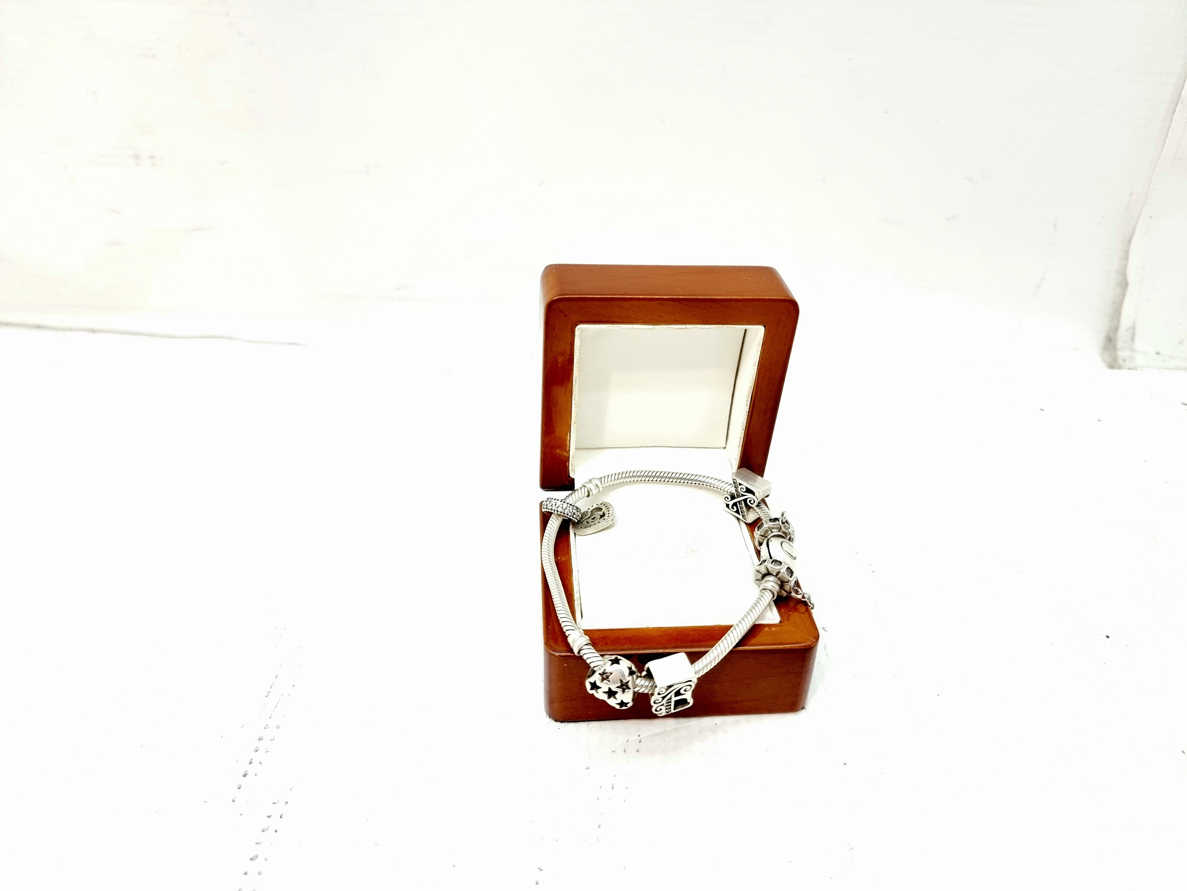 uzywana-srebrna-bransoletka-pandora-z-charmsami-925-2604g-sikorskiego-40-ketrzyn