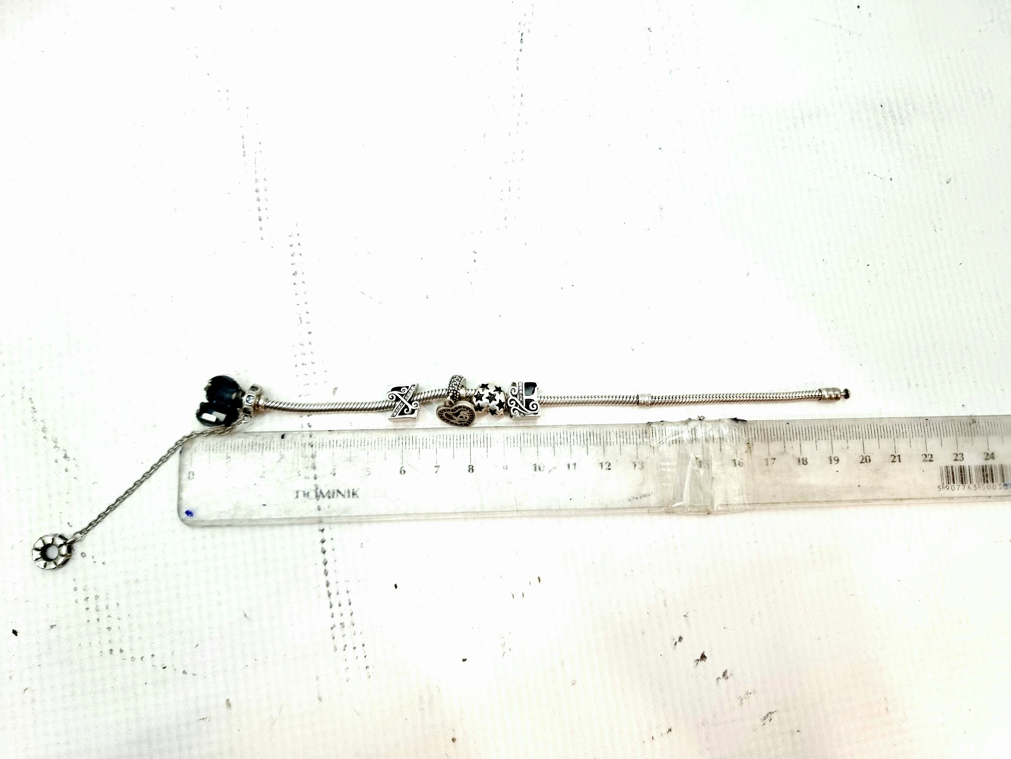 uzywana-srebrna-bransoletka-pandora-z-charmsami-925-2604g-marka-pandora