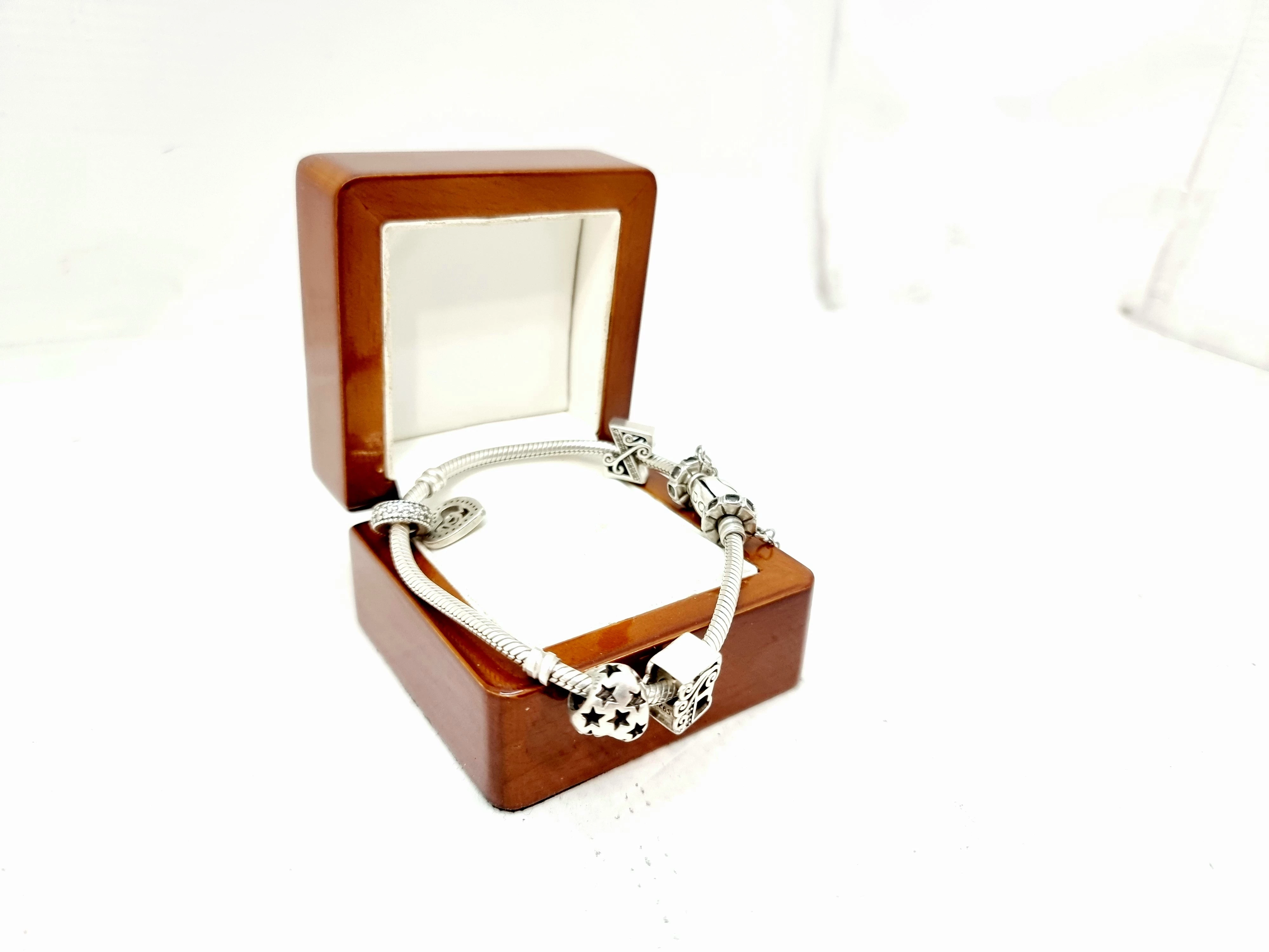 uzywana-srebrna-bransoletka-pandora-z-charmsami-925-2604g-rodzaj-wyrob-jubilerski