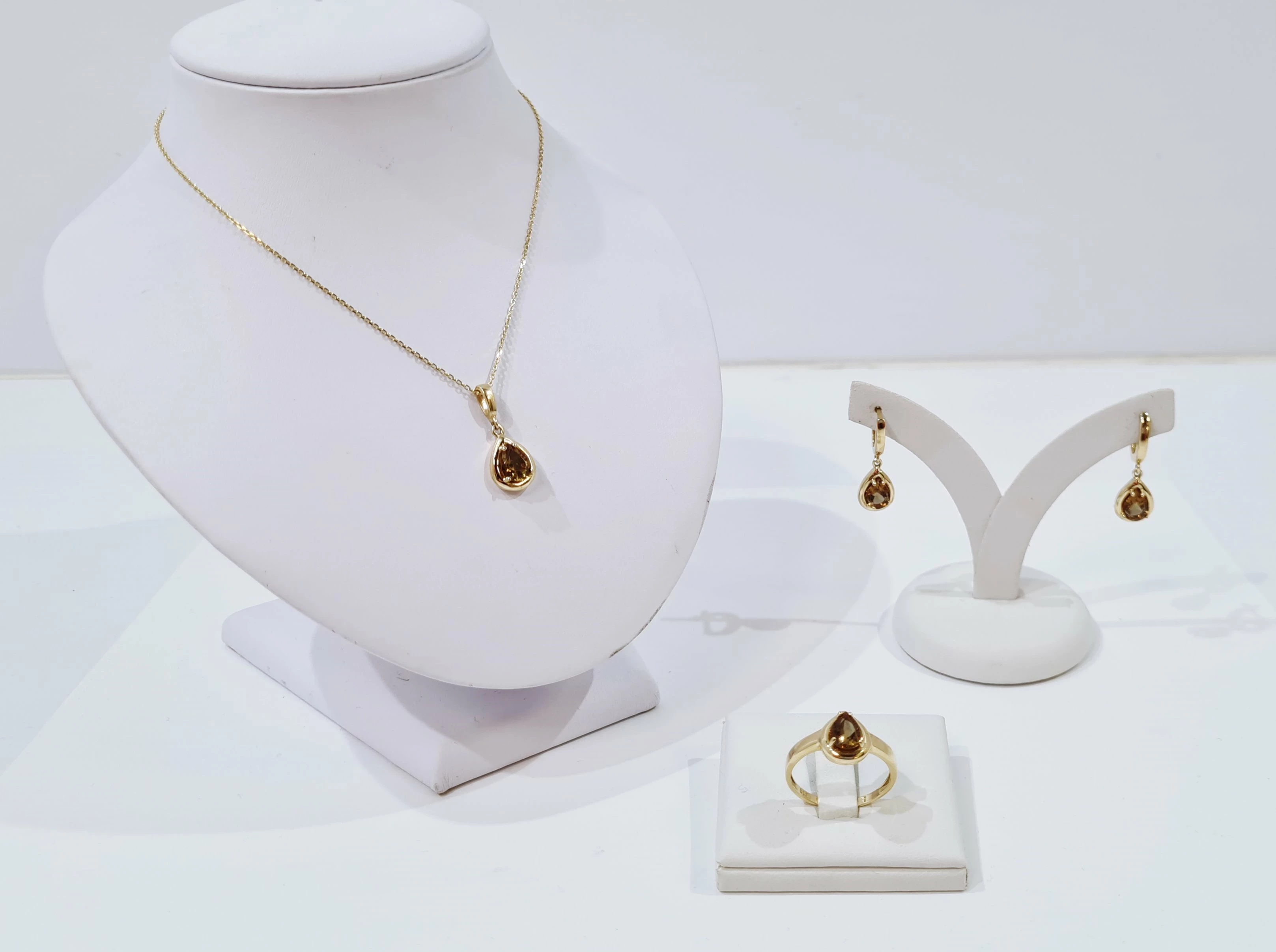 zloty-pierscionek-z-kamieniem-zultanite-sultanit-585-268g-stan-uzywany