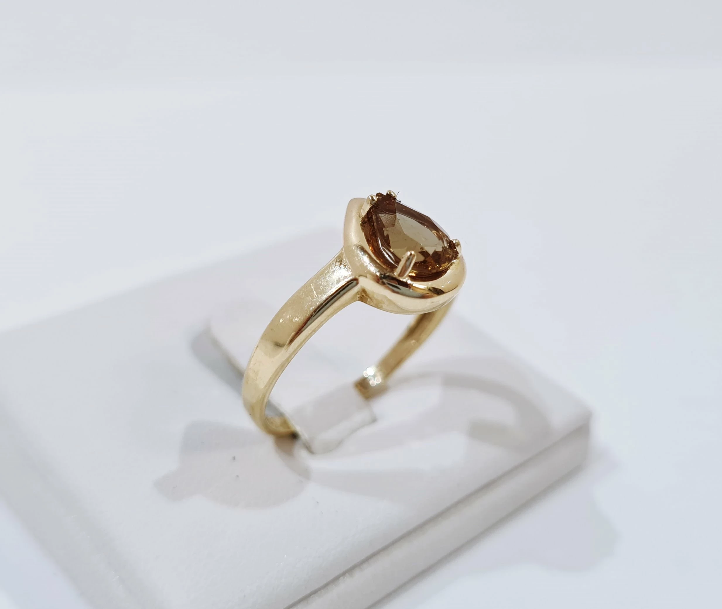 zloty-pierscionek-z-kamieniem-zultanite-sultanit-585-268g-marka-inna-marka