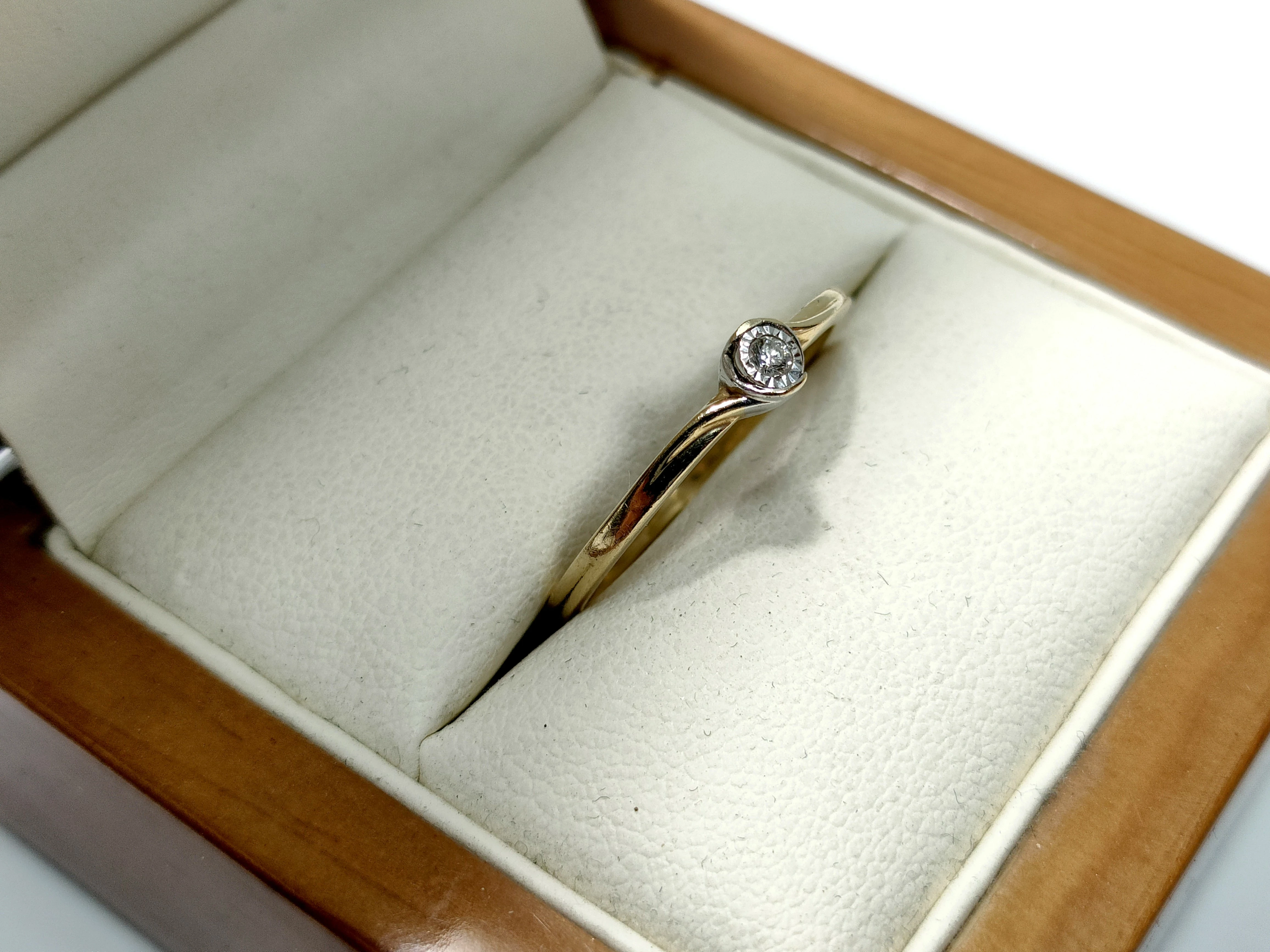 zloty-pierscionek-z-brylantem-179g-585-r17-rodzaj-2205-2