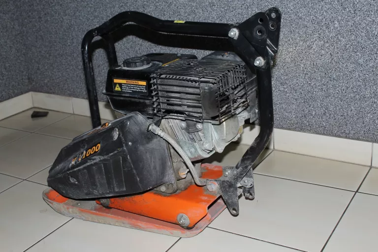 zageszczarka-jednokierunkowa-atika-v11000-silnik-loncin-rodzaj-zageszczarki-plytowa-ubijak