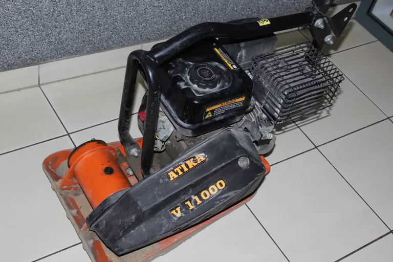 zageszczarka-jednokierunkowa-atika-v11000-silnik-loncin-stan-uzywany