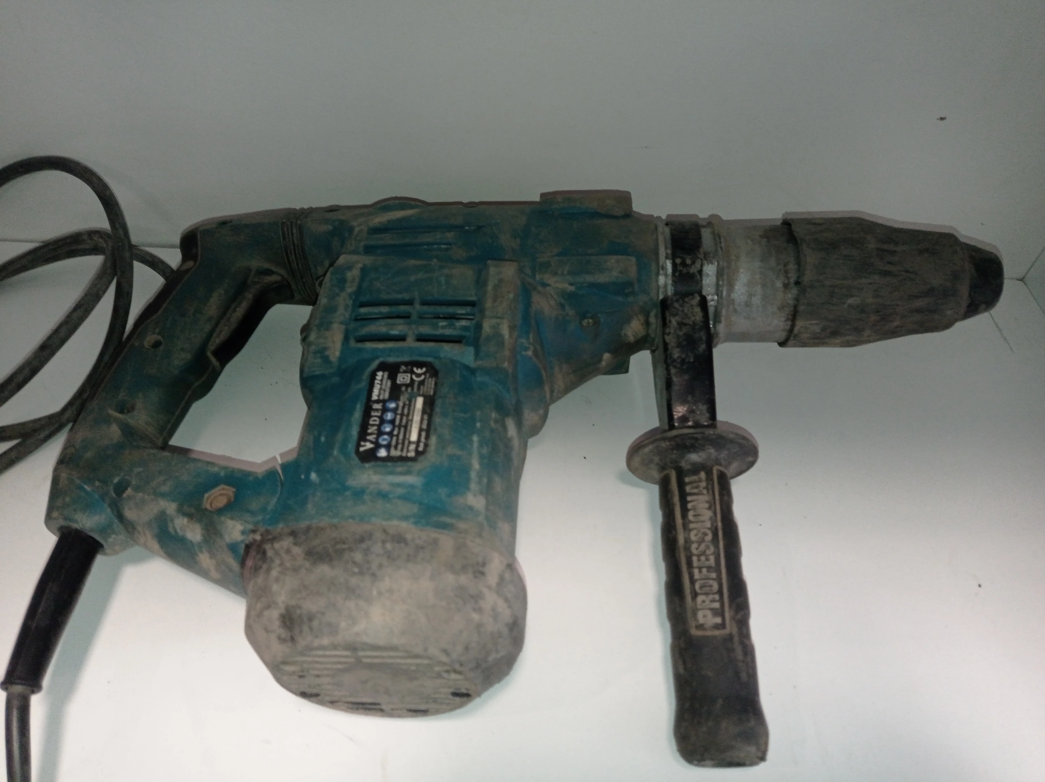 mlot-udarowy-vander-vmu746-walizka-wirtlo-dluto-zasilanie-sieciowe