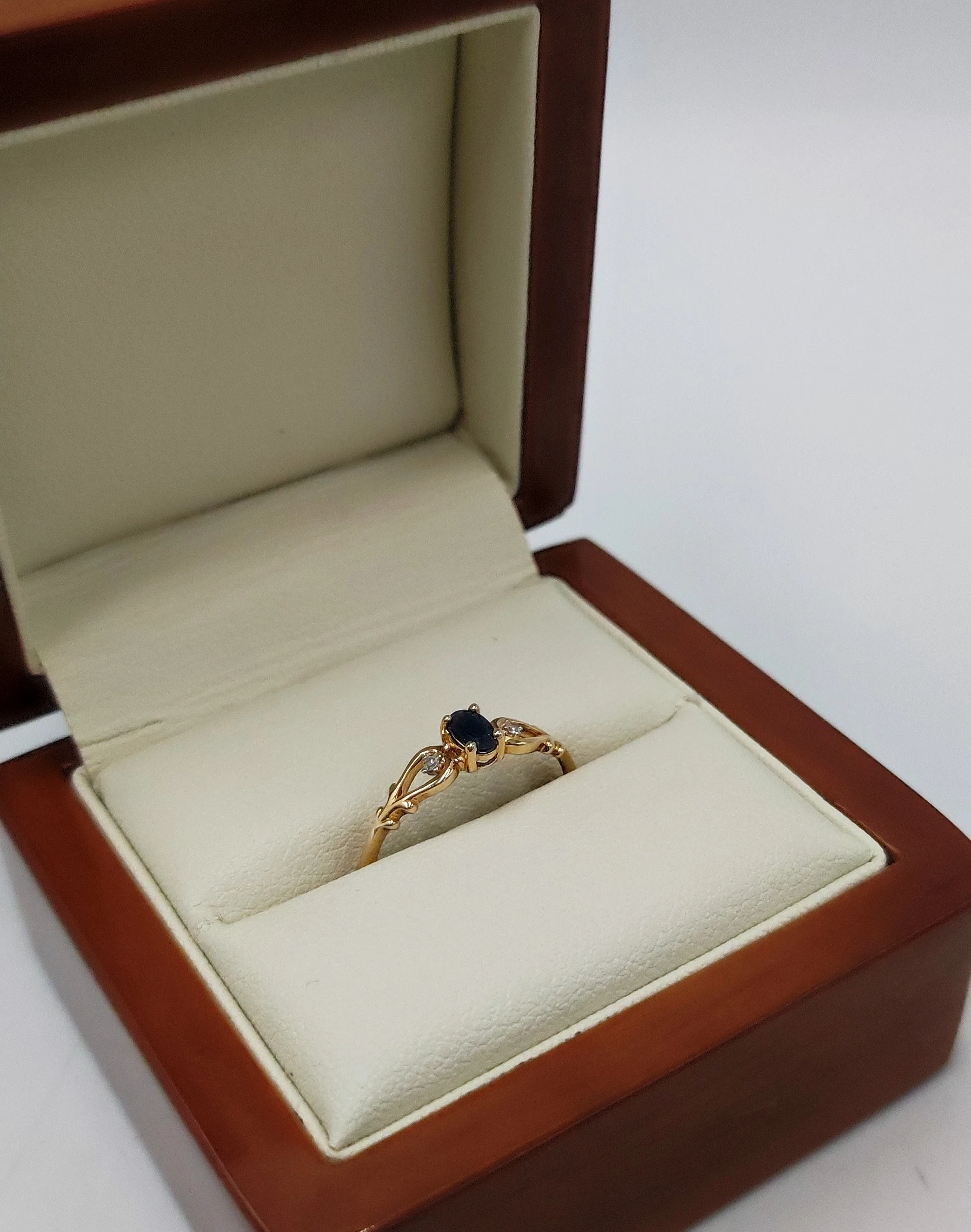 piekny-pierscionek-w-kruk-z-szafirem-i-diamentami-pr375-w-101g-rozm16-material-zloto