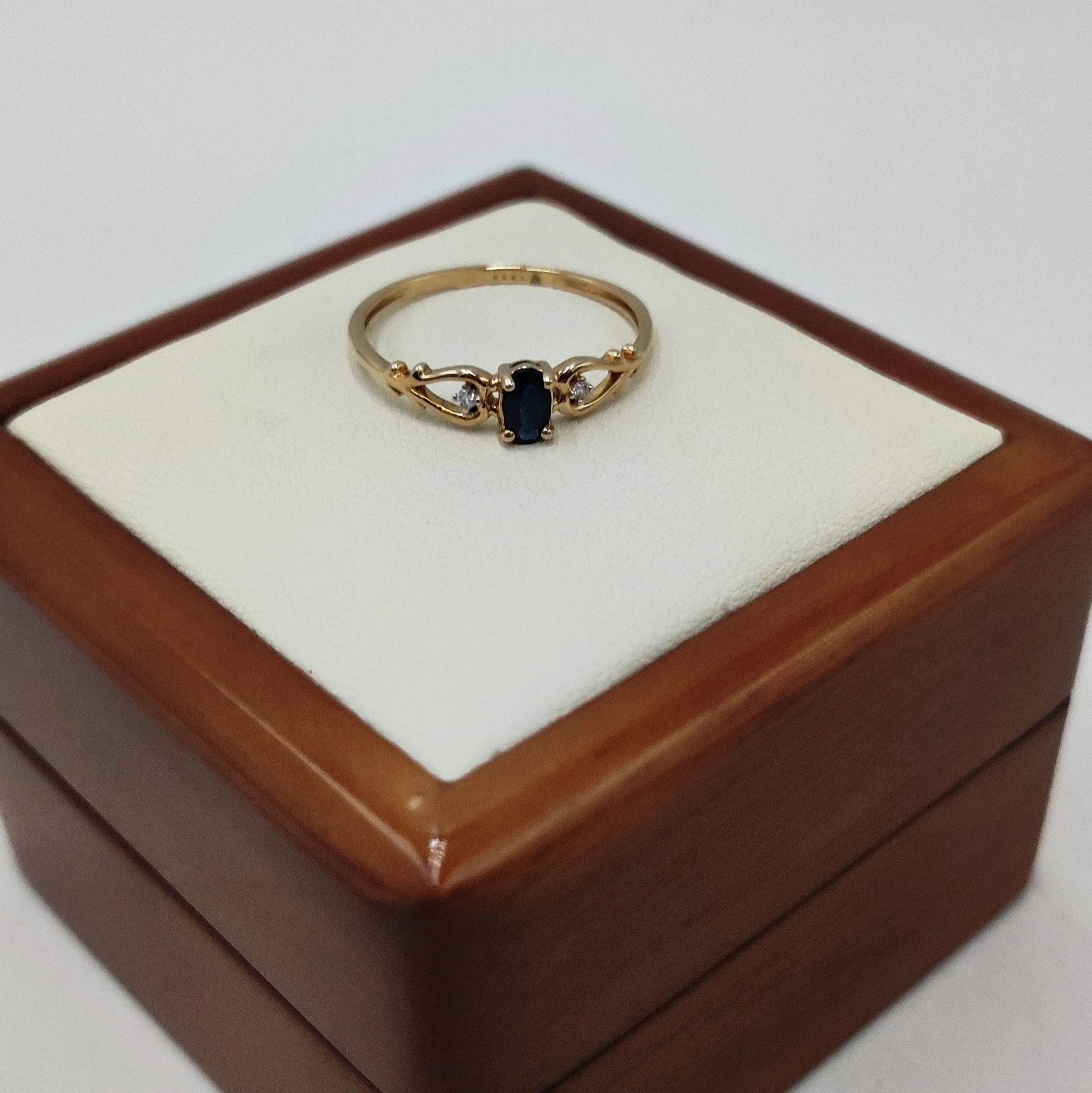 piekny-pierscionek-w-kruk-z-szafirem-i-diamentami-pr375-w-101g-rozm16-kamien-diament