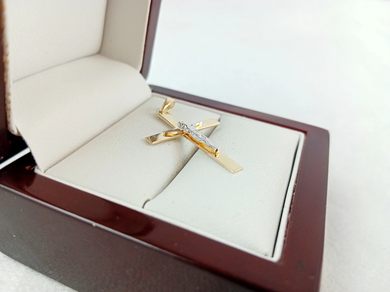 zlota-zawieszka-krzyzyk-z-wizerunkiem-jezusa-148g-585pr-kod-producenta-585