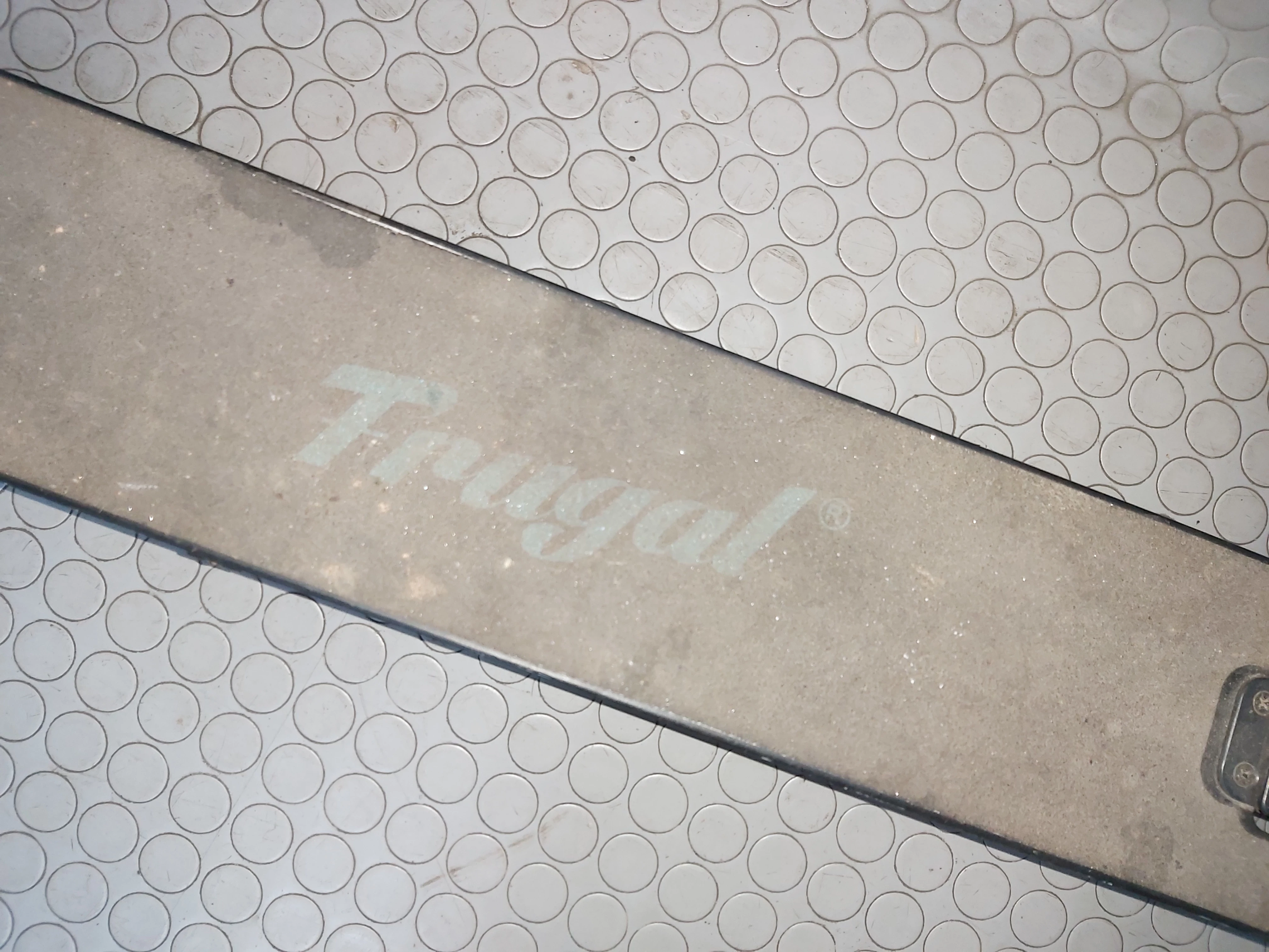 hulajnoga-elektryczna-frugal-s1-ladowarka-kolor-czarny