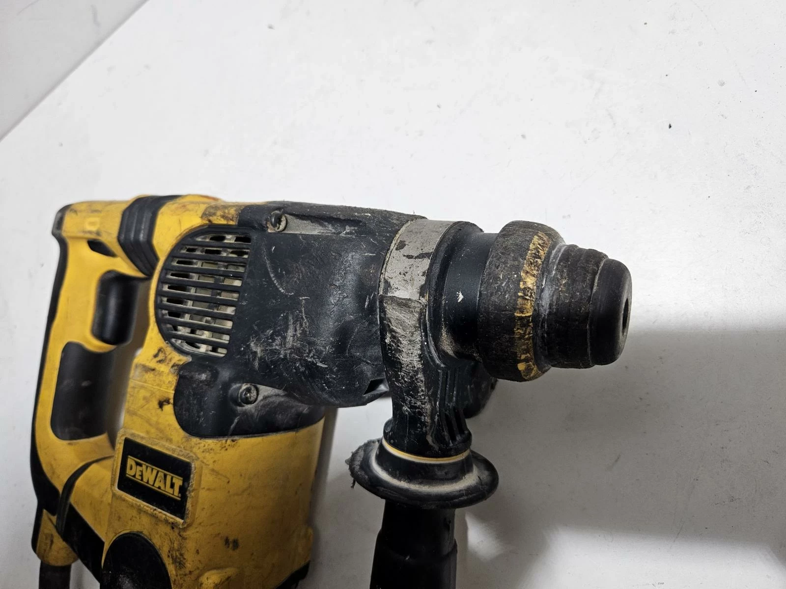 mlotowiertarka-dewalt-d25323-energia-udaru-34